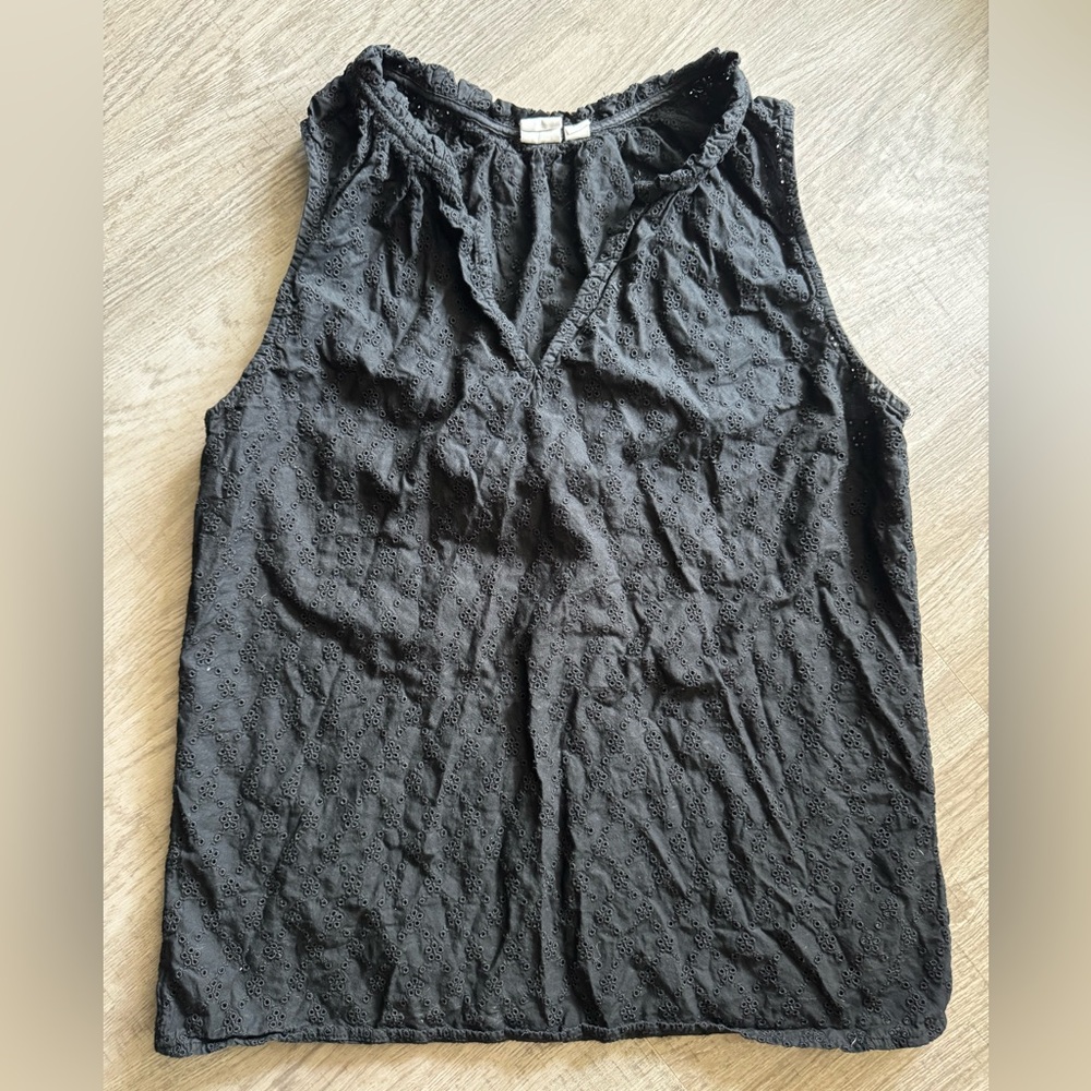 GAP Black Sleeveless Blouse Eyelet Pattern Size XS